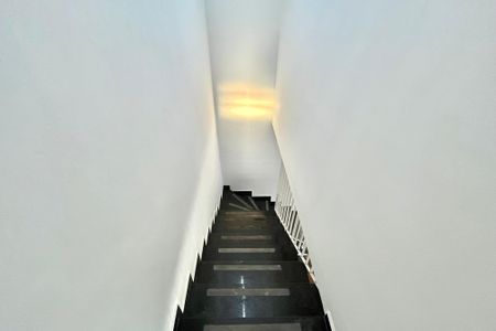 Casa à venda com 287m², 4 quartos e 8 vagas Casa à venda com 287m², 4 quartos e 8 vagasEscada