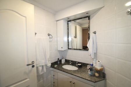 Apartamento para alugar com 166m², 4 quartos e 4 vagasBanheiro do Quarto 1