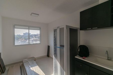 Sala/Cozinha/Área de Serviço  de apartamento para alugar com 2 quartos, 32m² em Vila Carmosina, São Paulo