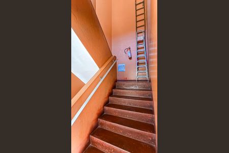 Apartamento para alugar com 65m², 1 quarto e sem vaga Apartamento para alugar com 65m², 1 quarto e sem vagaEscada