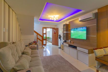 Casa à venda com 84m², 2 quartos e 2 vagasSala