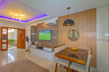 Casa à venda com 84m², 2 quartos e 2 vagasSala