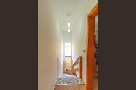 Casa à venda com 84m², 2 quartos e 2 vagasEscada