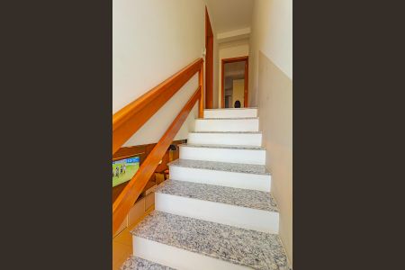 Casa à venda com 84m², 2 quartos e 2 vagasEscada