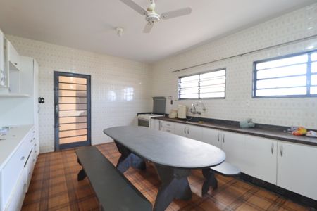 Casa para alugar com 241m², 6 quartos e 4 vagasCozinha