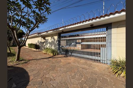 Casa para alugar com 241m², 6 quartos e 4 vagasFachada
