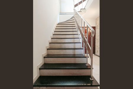 Casa à venda com 231m², 3 quartos e 4 vagas Casa à venda com 231m², 3 quartos e 4 vagasCorredor