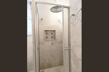 Casa à venda com 231m², 3 quartos e 4 vagas Casa à venda com 231m², 3 quartos e 4 vagasBanheiro da Suíte 1