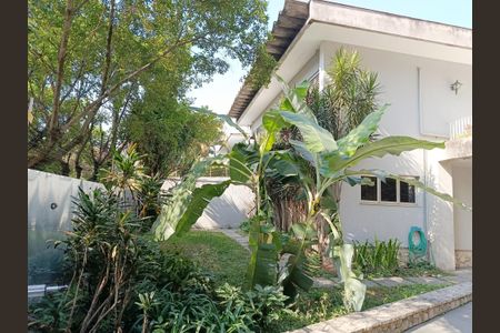 Casa à venda com 231m², 3 quartos e 4 vagas Casa à venda com 231m², 3 quartos e 4 vagasJardim