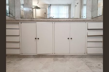 Casa à venda com 231m², 3 quartos e 4 vagas Casa à venda com 231m², 3 quartos e 4 vagasBanheiro da Suíte 1