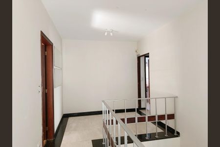 Casa à venda com 231m², 3 quartos e 4 vagas Casa à venda com 231m², 3 quartos e 4 vagasCorredor