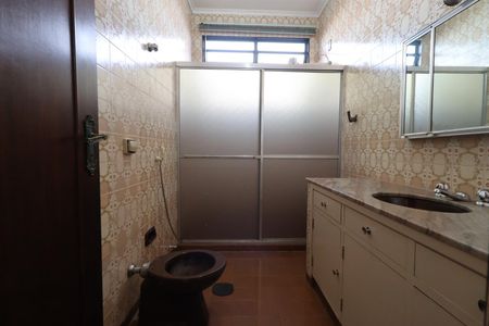 Casa para alugar com 262m², 5 quartos e 5 vagasBanheiro