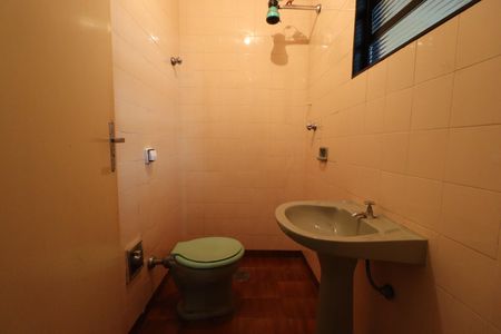 Casa para alugar com 262m², 5 quartos e 5 vagasBanheiro de serviço