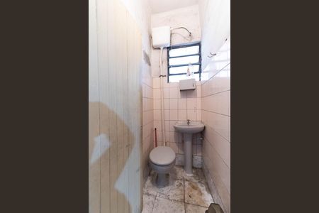 Casa à venda com 150m², 2 quartos e 4 vagas Casa à venda com 150m², 2 quartos e 4 vagasBanheiro da Garagem