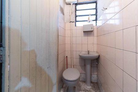 Casa à venda com 150m², 2 quartos e 4 vagas Casa à venda com 150m², 2 quartos e 4 vagasBanheiro da Garagem