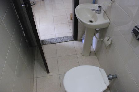 Casa à venda com 250m², 4 quartos e 4 vagasBanheiro da área de serviço