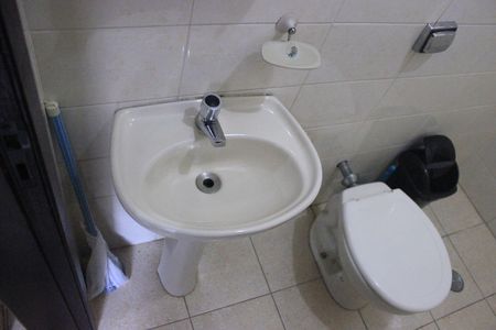 Casa à venda com 250m², 4 quartos e 4 vagasBanheiro da área de serviço