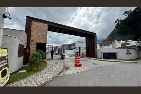 Casa à venda com 200m², 4 quartos e 2 vagasFachada
