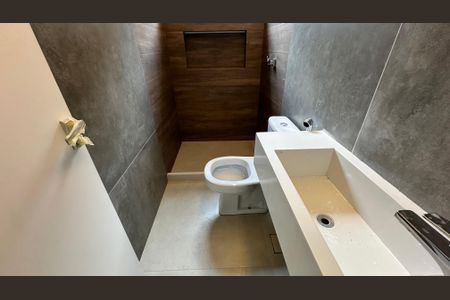 Casa à venda com 200m², 4 quartos e 2 vagasBanheiro da Suíte 2