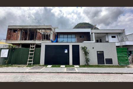 Casa à venda com 200m², 4 quartos e 2 vagasFachada