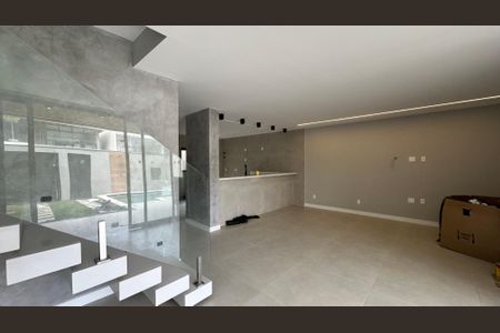Sala de casa à venda com 4 quartos, 200m² em Vargem Pequena, Rio de Janeiro