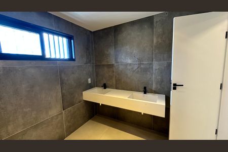 Casa à venda com 200m², 4 quartos e 2 vagasBanheiro da Suíte 4