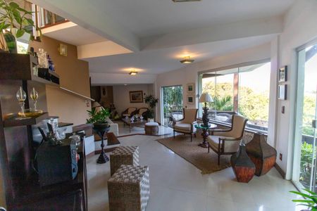 Casa de condomínio à venda com 296m², 3 quartos e 4 vagas Casa de condomínio à venda com 296m², 3 quartos e 4 vagasSala