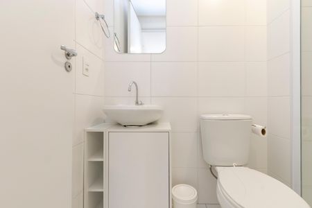 Banheiro de apartamento para alugar com 1 quarto, 27m² em Jardim Caravelas, São Paulo