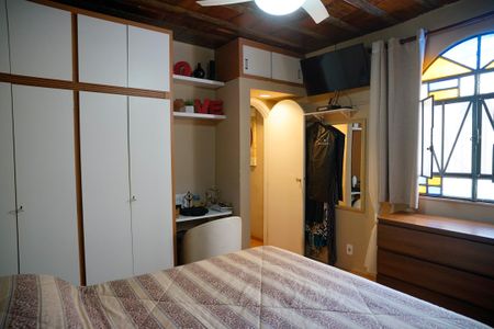 Casa à venda com 377m², 4 quartos e 3 vagas Casa à venda com 377m², 4 quartos e 3 vagasQuarto 1