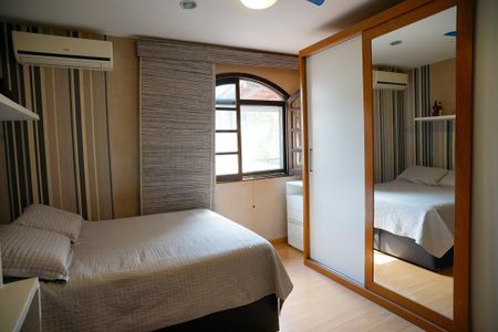 Casa à venda com 377m², 4 quartos e 3 vagas Casa à venda com 377m², 4 quartos e 3 vagasQuarto 2