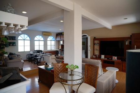 Casa à venda com 377m², 4 quartos e 3 vagas Casa à venda com 377m², 4 quartos e 3 vagasSala
