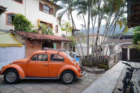 Casa à venda com 377m², 4 quartos e 3 vagas Casa à venda com 377m², 4 quartos e 3 vagasQuintal
