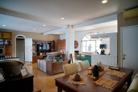 Casa à venda com 377m², 4 quartos e 3 vagas Casa à venda com 377m², 4 quartos e 3 vagasSala