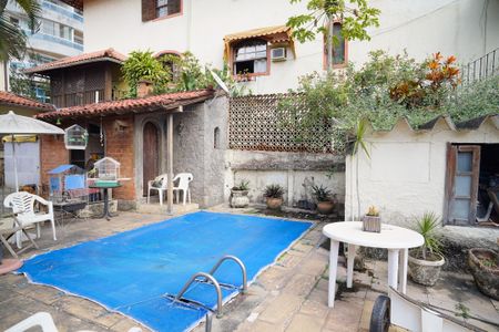 Casa à venda com 377m², 4 quartos e 3 vagas Casa à venda com 377m², 4 quartos e 3 vagasPiscina