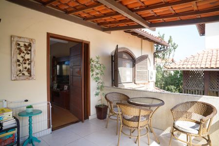 Casa à venda com 377m², 4 quartos e 3 vagas Casa à venda com 377m², 4 quartos e 3 vagasVaranda da Sala