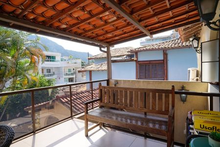 Casa à venda com 377m², 4 quartos e 3 vagas Casa à venda com 377m², 4 quartos e 3 vagasVaranda da Sala