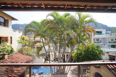 Casa à venda com 377m², 4 quartos e 3 vagas Casa à venda com 377m², 4 quartos e 3 vagasVista da Sacada