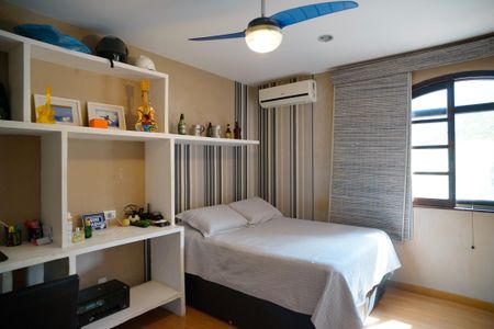 Casa à venda com 377m², 4 quartos e 3 vagas Casa à venda com 377m², 4 quartos e 3 vagasQuarto 2