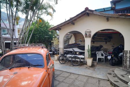 Casa à venda com 377m², 4 quartos e 3 vagas Casa à venda com 377m², 4 quartos e 3 vagasQuintal