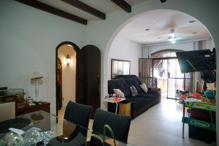 Casa à venda com 377m², 4 quartos e 3 vagas Casa à venda com 377m², 4 quartos e 3 vagasSala 2