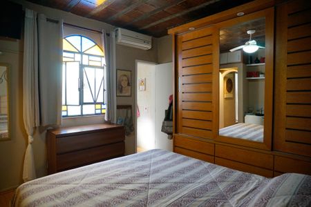 Casa à venda com 377m², 4 quartos e 3 vagas Casa à venda com 377m², 4 quartos e 3 vagasQuarto 1