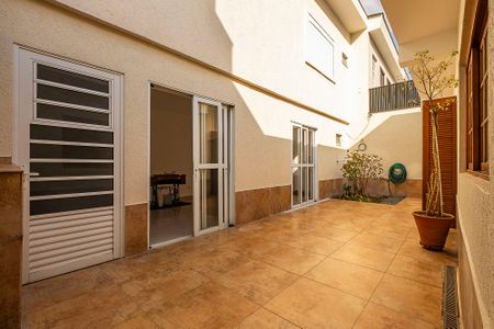 Casa à venda com 220m², 4 quartos e 4 vagas Casa à venda com 220m², 4 quartos e 4 vagasQuintal