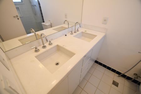 Casa de condomínio à venda com 200m², 3 quartos e 4 vagasBanheiro da Suíte 1