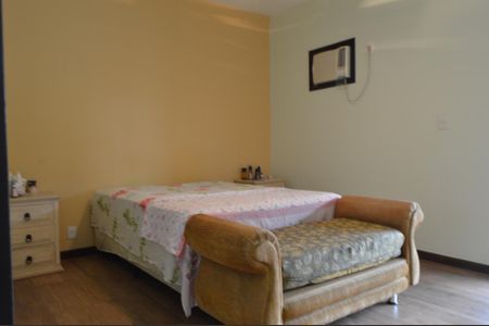 Casa à venda com 219m², 3 quartos e 3 vagasSuíte 1