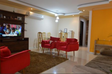 Casa à venda com 219m², 3 quartos e 3 vagasSala