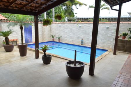 Casa à venda com 219m², 3 quartos e 3 vagasPiscina