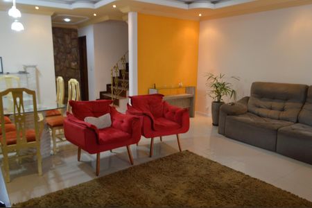 Casa à venda com 219m², 3 quartos e 3 vagasSala