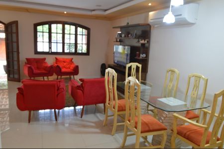 Casa à venda com 219m², 3 quartos e 3 vagasSala