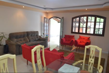 Casa à venda com 219m², 3 quartos e 3 vagasSala