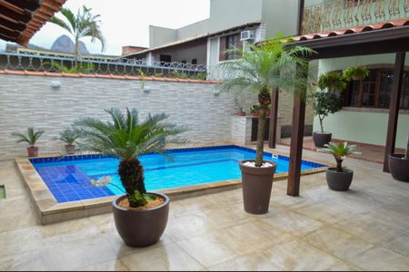 Casa à venda com 219m², 3 quartos e 3 vagasPiscina